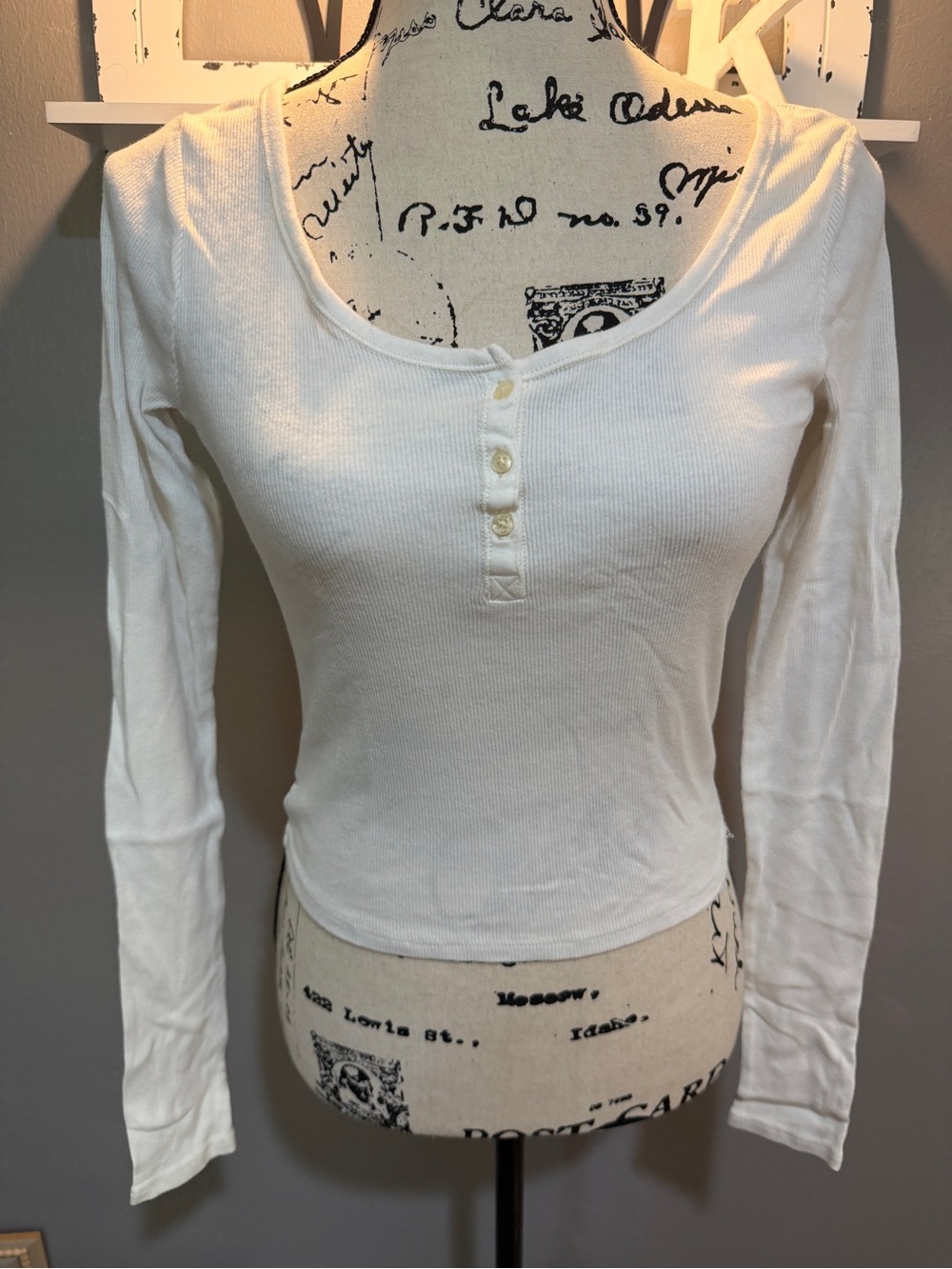 HOLLISTER WHITE RIBBED LONG SLEEVE HENLEY SZ M